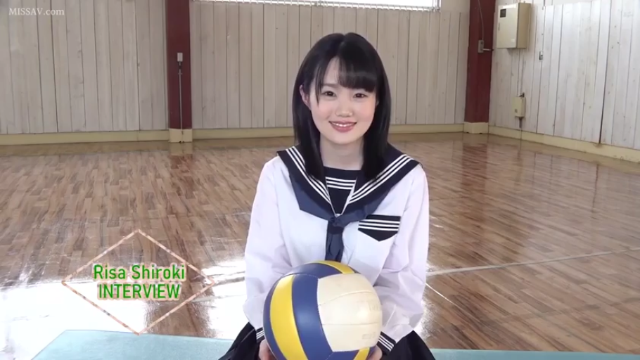 坐姿 · 中景 · 微笑 · 水手服 · 访谈 · 排球 · 体育馆 · 城木りさ