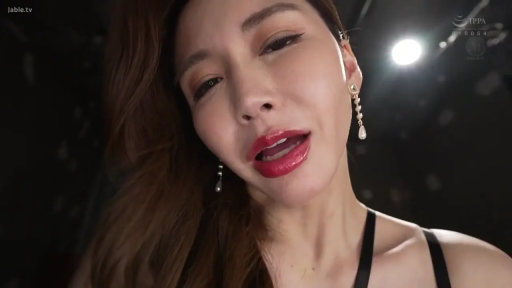 室内 · 俯身 · 脸部特写 · 黑色吊带