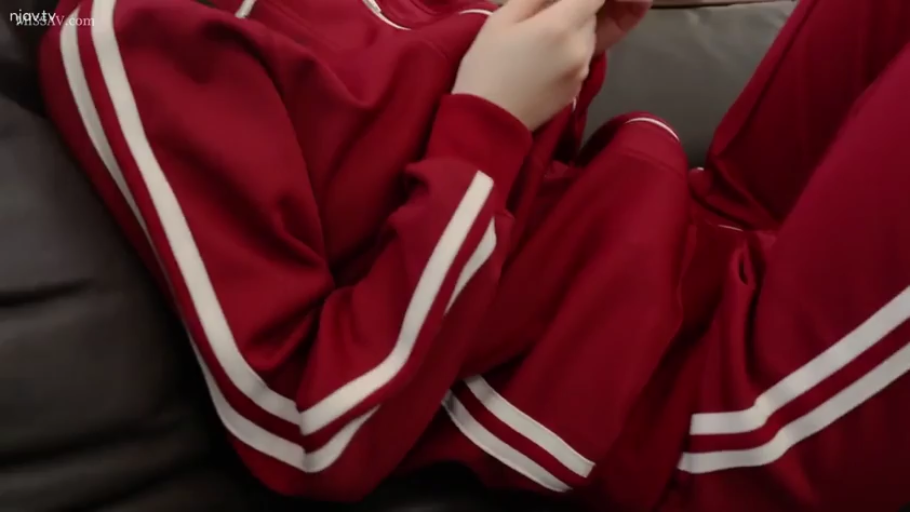 室内 · 沙发 · 居家 · 身体特写 · 躺卧 · 休息 · 红色运动服 · 未露脸