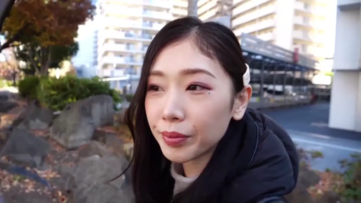 站立 · 平静 · 注视 · 街道 · 头部 · 黑色外套 · 街拍