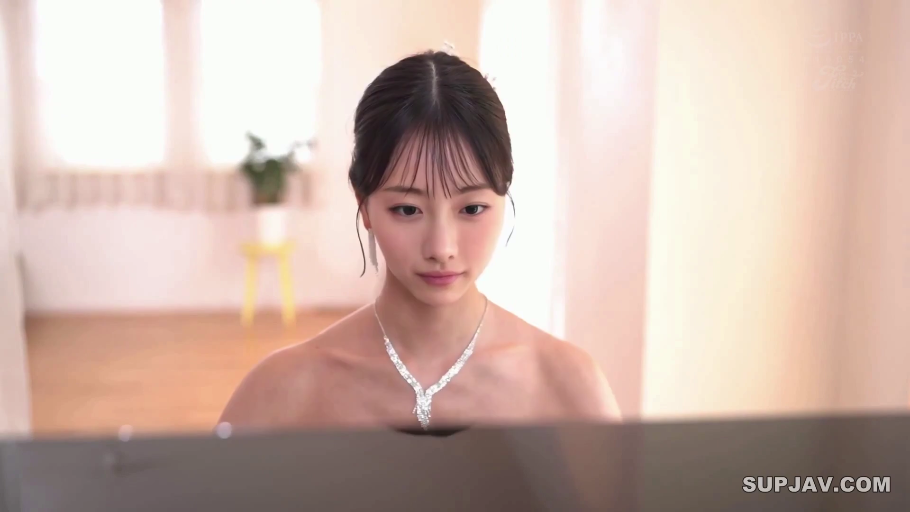 室内 · 坐姿 · 专注 · 面部特写 · 抹胸裙 · 弹钢琴