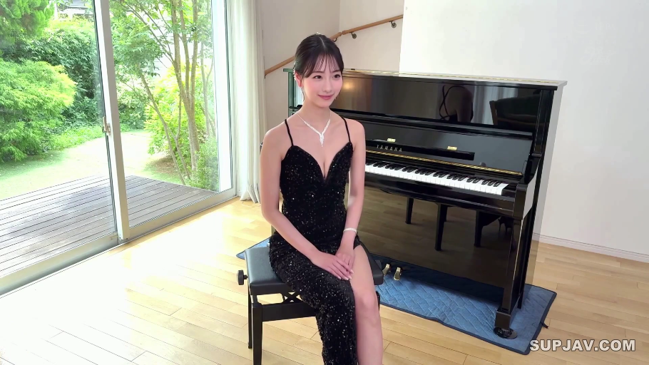 坐姿 · 胸部 · 擺拍 · 微笑 · 鋼琴 · 日本女优 · 黑色低胸礼服 · 室内琴房