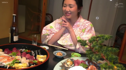 中景 · 微笑 · 温馨氛围 · 双手合十 · 和式餐厅 · 花卉图案浴衣 · 餐前礼仪 · 寿司拼盘