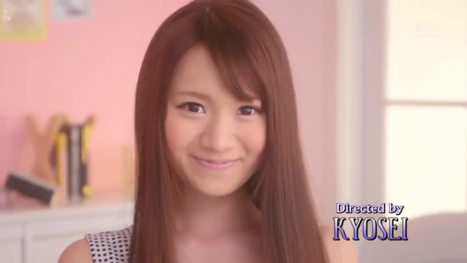 室内 · 微笑 · 面部特写 · 对视 · 长发 · 正面 · 无袖格纹上衣