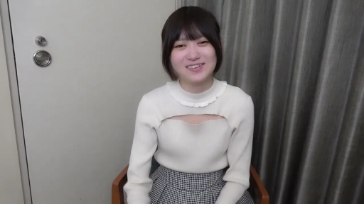 室内 · 座り姿勢 · 中景 · 微笑 · 谈话 · 椅子 · 白色镂空毛衣