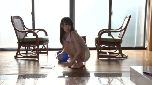 室内 · 全身 · 蹲姿 · 自然 · 居家 · 水桶 · 背心短裤 · 擦地