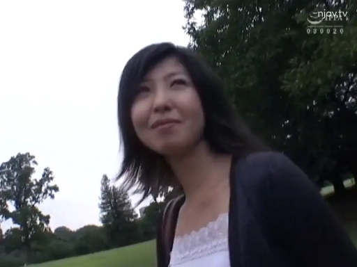 面部 · 站立 · 微笑 · 休闲装 · 公园 · 散步 · 非裸露