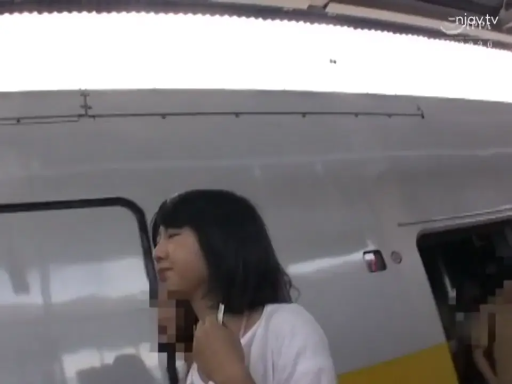 上半身 · 女性 · 站立 · 白色T恤 · 流泪 · 悲伤 · 车站