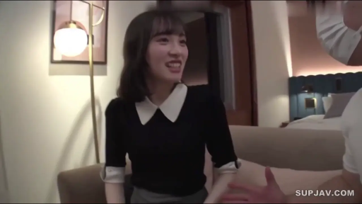 坐姿 · 交谈 · 中景 · 微笑 · 酒店房间 · 落地灯 · 采访感 · 黑白翻领上衣