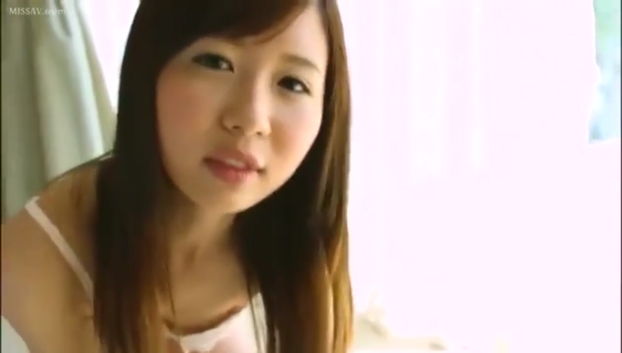 室内 · 脸部特写 · 注视 · 清纯 · 白色吊带 · 柔和 · 前倾