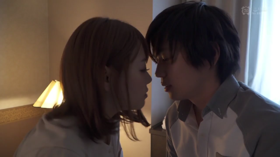 卧室 · 台灯 · 温柔 · 休闲服 · 侧脸 · 暗光 · 靠近 · 深情对视