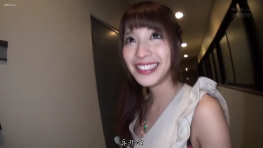 站姿 · 注视镜头 · 头部特写 · 室内走廊 · 白色荷叶边上衣 · 露齿笑