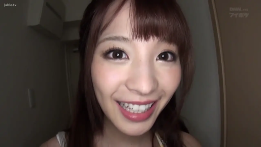 室内 · 脸部特写 · 第一人称视角 · 对视 · 笑容 · 白色吊带 · 凑近镜头