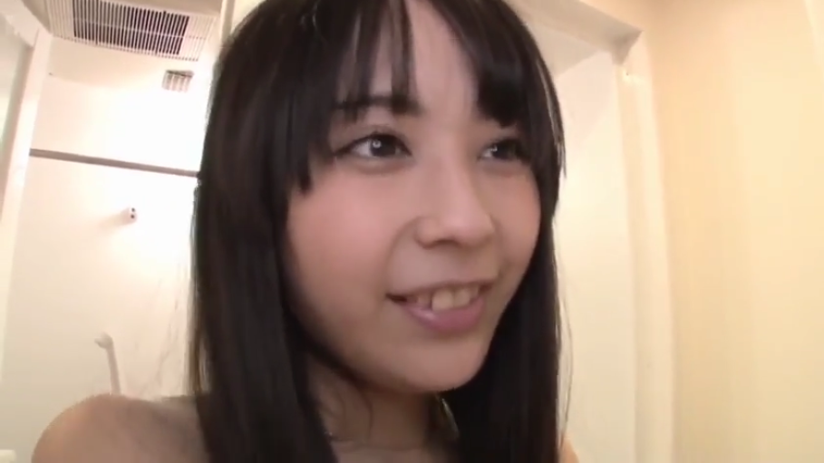 室内 · 坐姿 · 愉悦 · 微笑 · 半身 · 亚洲女性 · 黑色低胸衣