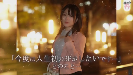 站立 · 手提包 · 注视镜头 · 粉色外套 · 日文字幕 · 自然微笑 · 半身照 · 街头夜景