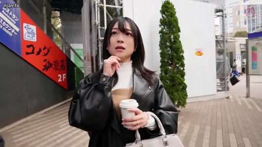 忧郁 · 托腮 · 中景 · 白色高领 · 纸杯咖啡 · 户外街道 · 端咖啡 · 黑发