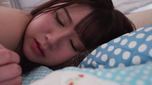 脸部特写 · 全裸 · 卧室 · 平静 · 枕头 · 侧卧 · 休息 · 浅景深