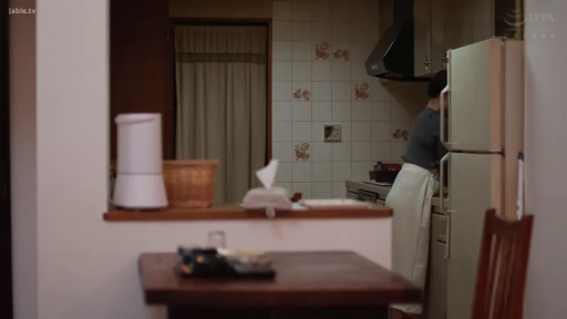 酒瓶 · 窗边 · 不可辨认 · 全焦模糊 · 过场空镜