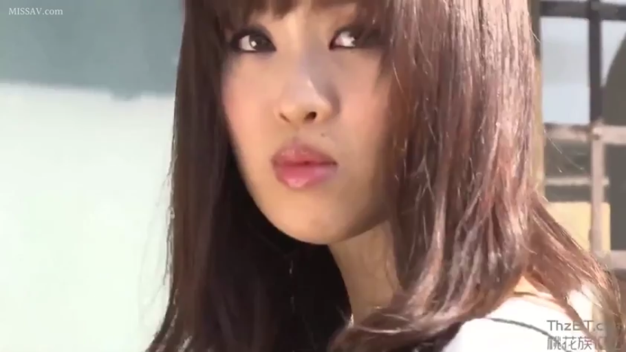 严肃 · 脸部特写 · 白色上衣 · 注视 · 户外 · 长发齐刘海 · 侧头回眸