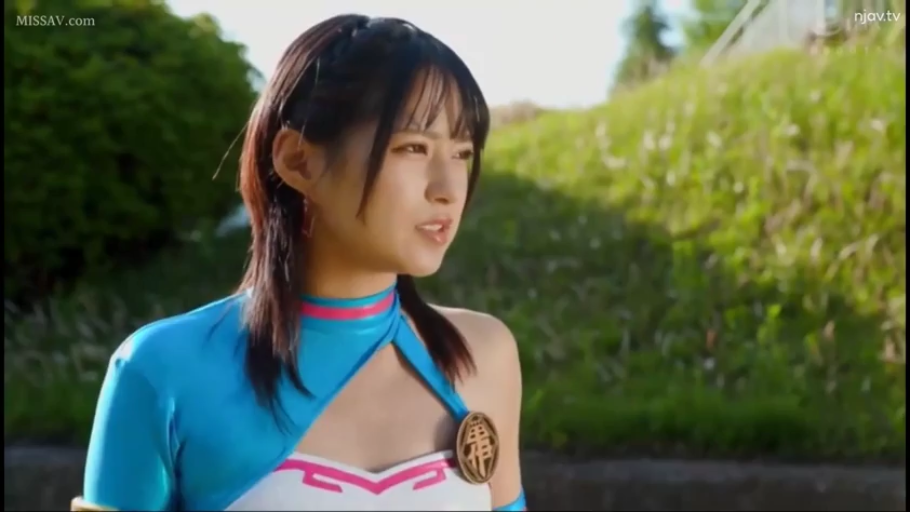 Serious · Stand · Half-body close-up · Outdoor · 角色扮演服 · 日本 · 望向侧面