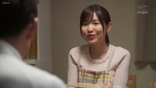 坐姿 · 微笑 · 半身 · 筷子 · 谈话 · 餐厅 · 圍裙