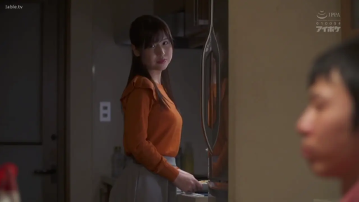 站立 · 半身 · 厨房 · 橙色长袖上衣