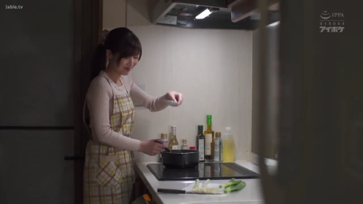 站立 · 全景 · 微笑 · 居家 · 厨房 · 围裙 · 锅具 · 烹饪