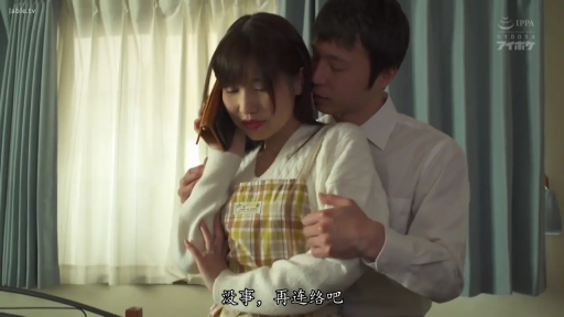 室內 · 中景 · 手机 · 接聽電話 · 背後擁抱 · 温和 · 居家剧情 · 围裙与白衬衫