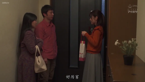 交谈 · 站立 · 中景 · 平靜 · 休闲服 · 玄关 · 三人 · 礼品袋