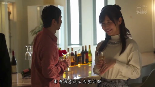 站立 · 中景 · 微笑 · 对话 · 酒杯 · 高領毛衣 · 酒吧 · 社交