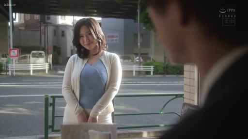 站立 · 微笑 · 半身 · 凝视 · 熟女 · 户外街道 · 针织开衫