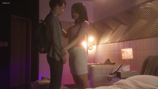 中景 · 微笑 · 酒店房间 · 灰色外套 · 搂抱 · 双肩包 · 面对面站立 · 暖色调