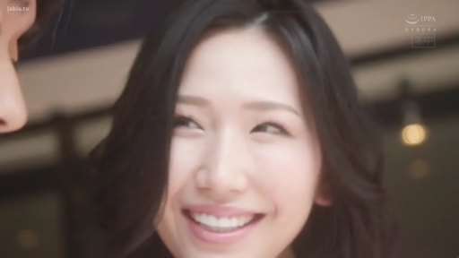 室内 · 脸部特写 · 微笑 · 便服 · 凝视 · 亚洲女性 · 侧头