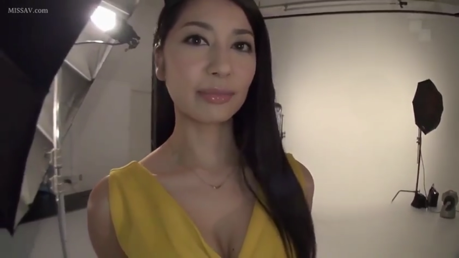 站立 · 微笑 · 摄影灯 · 注视镜头 · 摄影棚 · 头部特写 · 长直发 · 黄色连衣裙