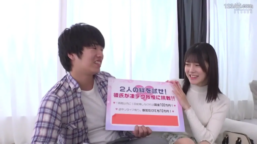 室内 · 坐姿 · 中景 · 笑容 · 休闲服 · 展示看板 · 告示牌 · 情侣挑战