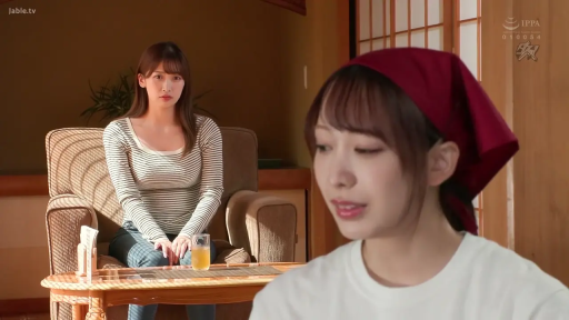 坐姿 · 嚴肅 · 中景 · 客廳 · 觀察 · 茶杯 · 視頻截圖 · 條紋長袖