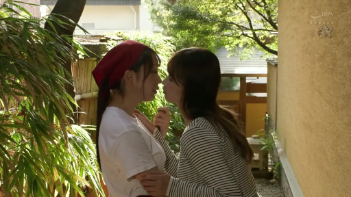 中景 · 面对面站立 · 休闲服 · 深情 · 户外庭院 · 女女 · 亲密对视