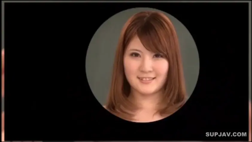 室內 · 微笑 · 面部特寫 · 注視 · 常服 · 长发 · 正面