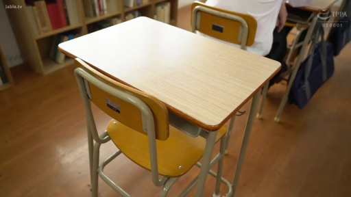 沉思 · 教室 · 专注 · 黑板 · 侧脸特写 · 教师 · 雪纺衬衫 · 俯首站立