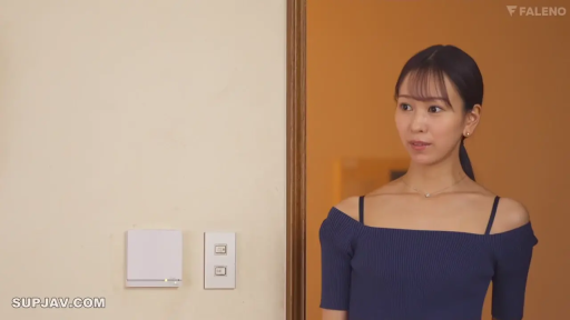 室内 · 站立 · 注视 · 上半身 · 露肩上衣 · 微讶