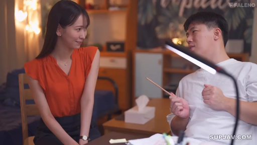 室内 · 坐姿 · 交谈 · 中景 · 微笑 · 台灯 · 熟女 · 橙色无袖上衣