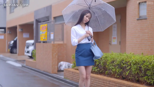 Whole body · Stand · 蓝色短裙 · 透明雨伞 · bland · Outdoor street · 撑伞看镜头 · 雨天氛围