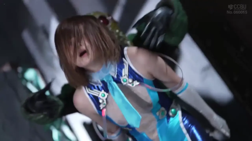 上半身 · 特摄风格 · 暗室背景 · 挣扎快感 · 蓝白Cosplay制服 · 俯身受控 · 魔物抓捕 · 能量导管