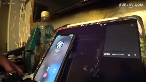 平板 · Everyday clothes · Phone screen · 书桌 · 杂乱 · 拨号