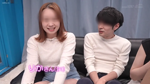 面部 · 站立 · 自然 · 短发 · 对着镜头微笑 · 室外街道 · 黑色羽绒服