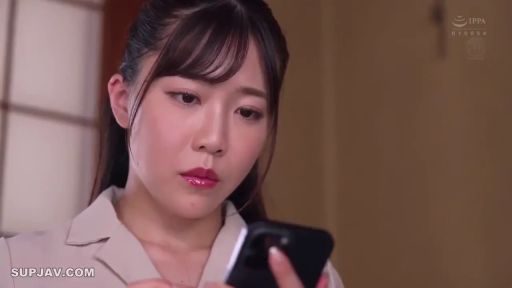 室内 · 真剣 · 顔のクローズアップ · ビジネススーツ · スマホを見る · 正面 · スマートフォン · 日本