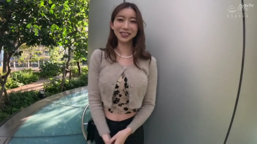 卧室 · 全景 · 操作电脑 · 笔记本电脑 · 平淡 · 日常 · 睡衣 · 坐卧
