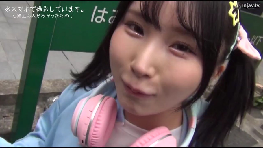 脸部特写 · 户外 · 浅蓝色外套