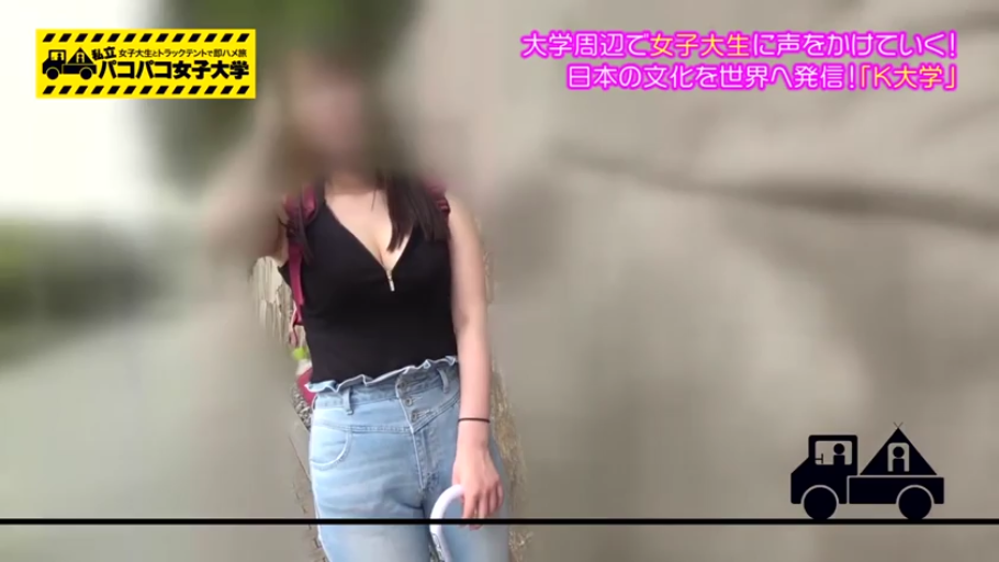 胸部 · 站立 · 户外 · 浅色牛仔裤