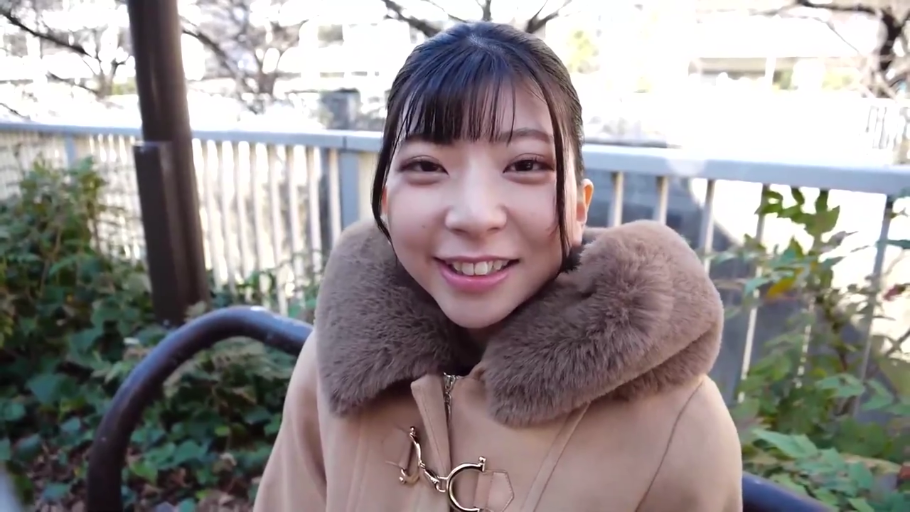 坐姿 · 微笑 · 面部特写 · 户外 · 注视镜头 · 毛领大衣 · 户外搭讪